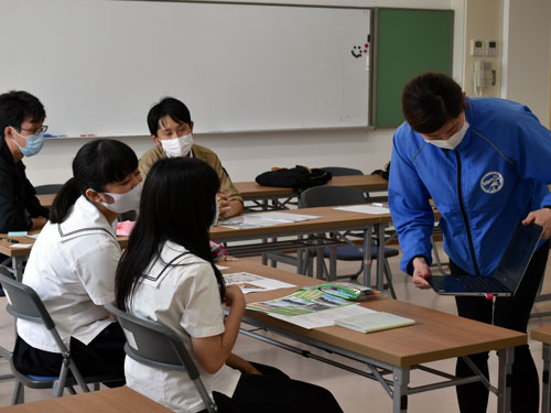 説明を聞く