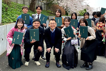 ゼミナール紹介‗経済学部‗奴田原-健悟：卒業式にて