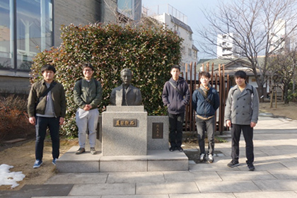 ゼミナール紹介_法学部_前川享_夏目漱石記念館前にて