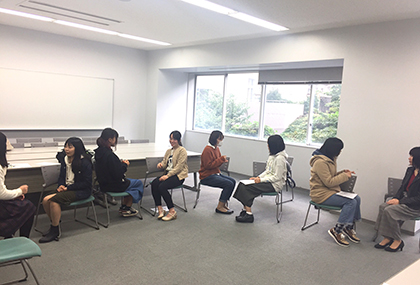 吉川・吉田先生教養ゼミナール_ペアになって会話練習をしています 1573019805596