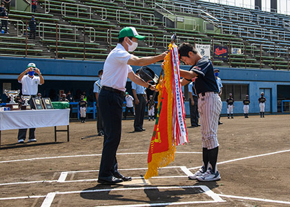 20210802平戸イーグルス・野世義輝主将から優勝旗返還