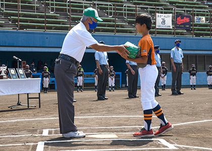 20210802伊勢原フレンズ・長瀬力主将に参加賞贈呈