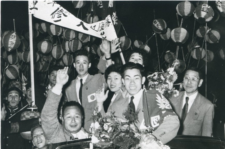 第4章−(5) 昭和29年、出迎える提灯行列の声援に応える世界卓球選手権大会の優勝選手たち