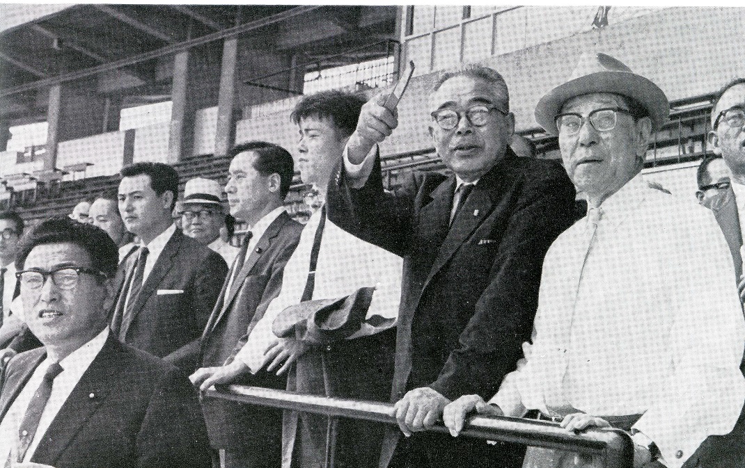 第5章−(3)−1 昭和38年、東京オリンピック担当大臣として施設を視察する川島正次郎総長(『川島正次郎』(交友クラブ 昭和46年)所収)