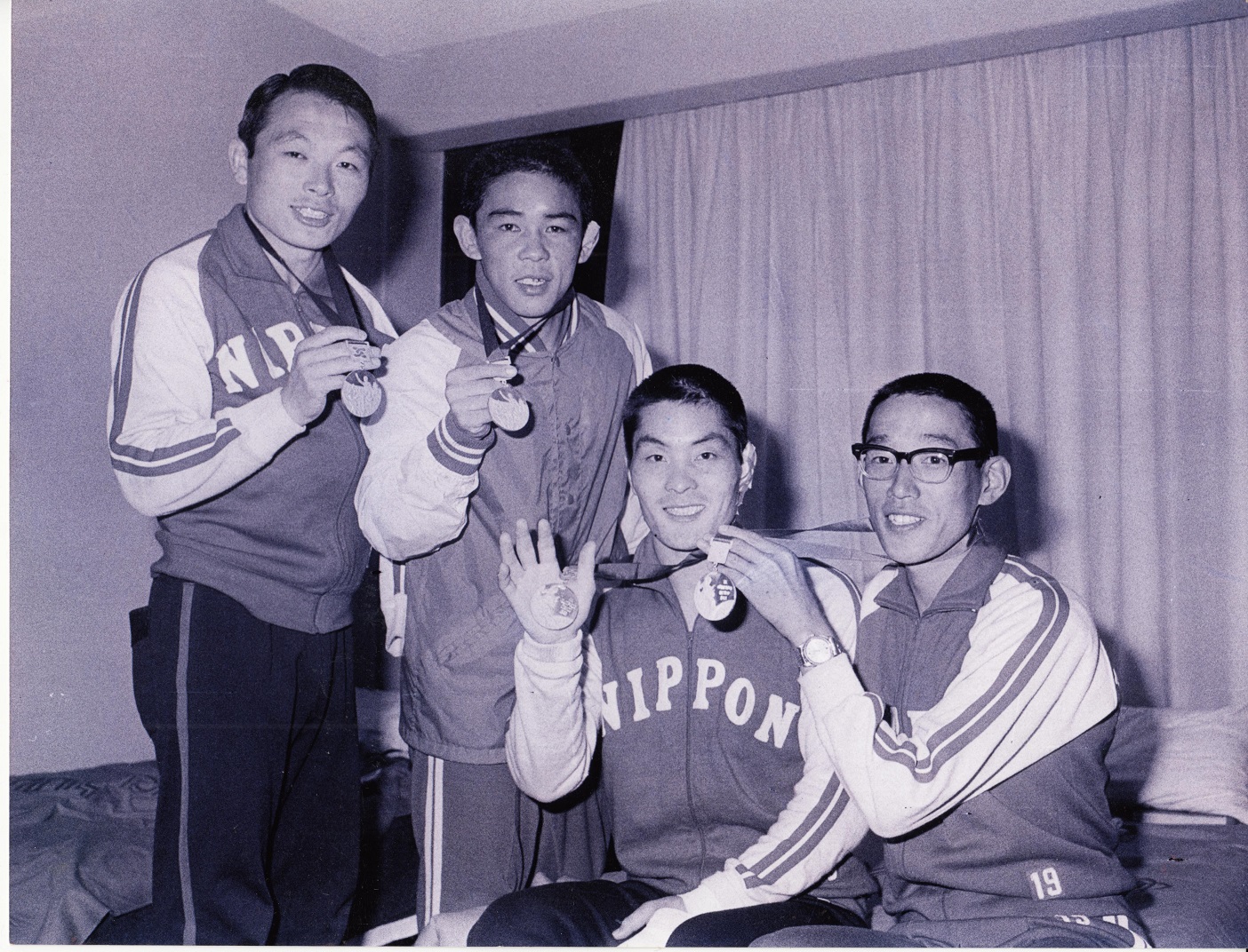 第5章−(5)−7 メキシコシティーオリンピック代表メンバーたちとの記念撮影(左から上武洋次郎選手・中田茂男選手・金子正明選手・君原健二選手)