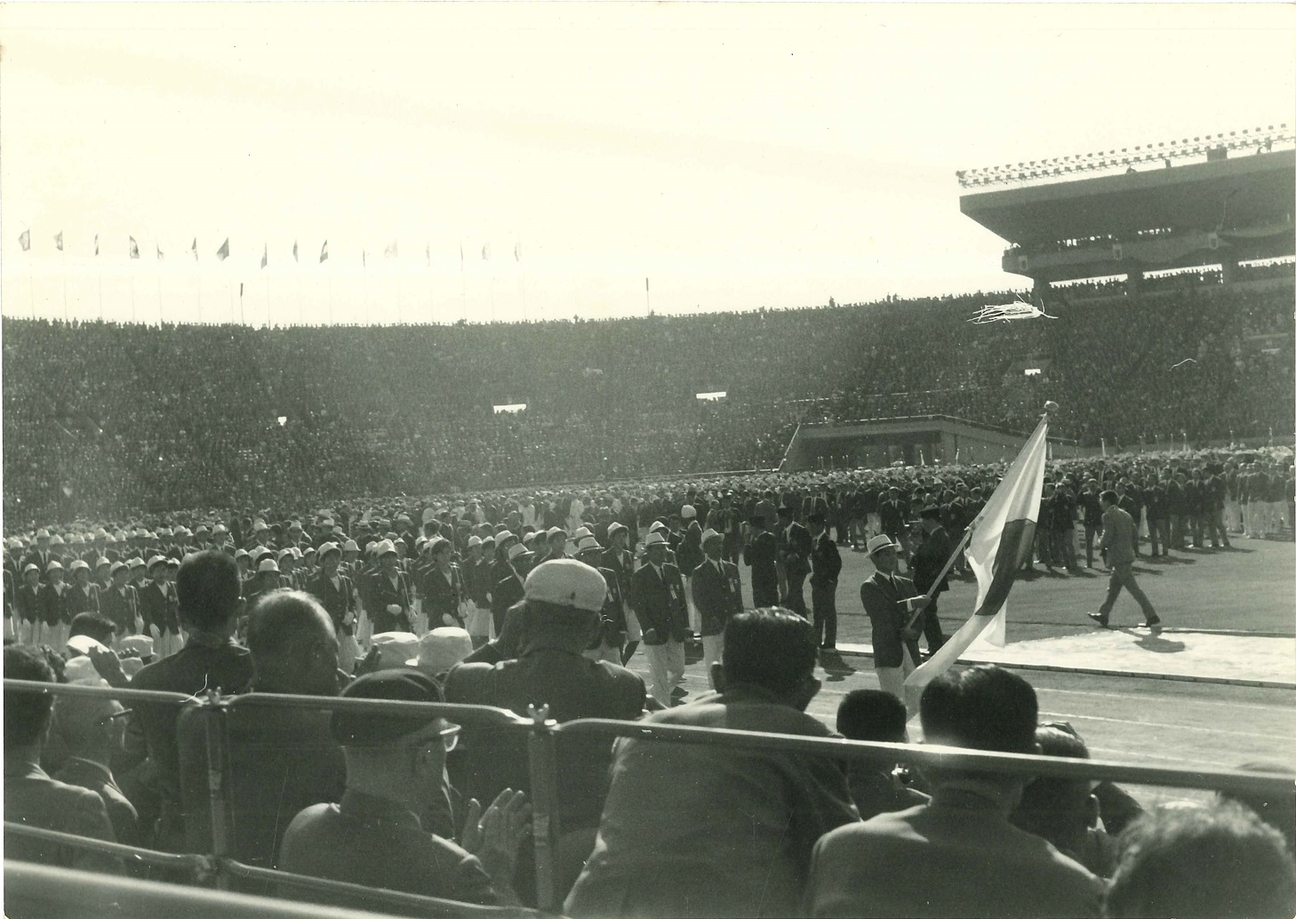 第5章−（4）−6　東京オリンピック1964の開会式（渋谷隆宏氏所蔵）