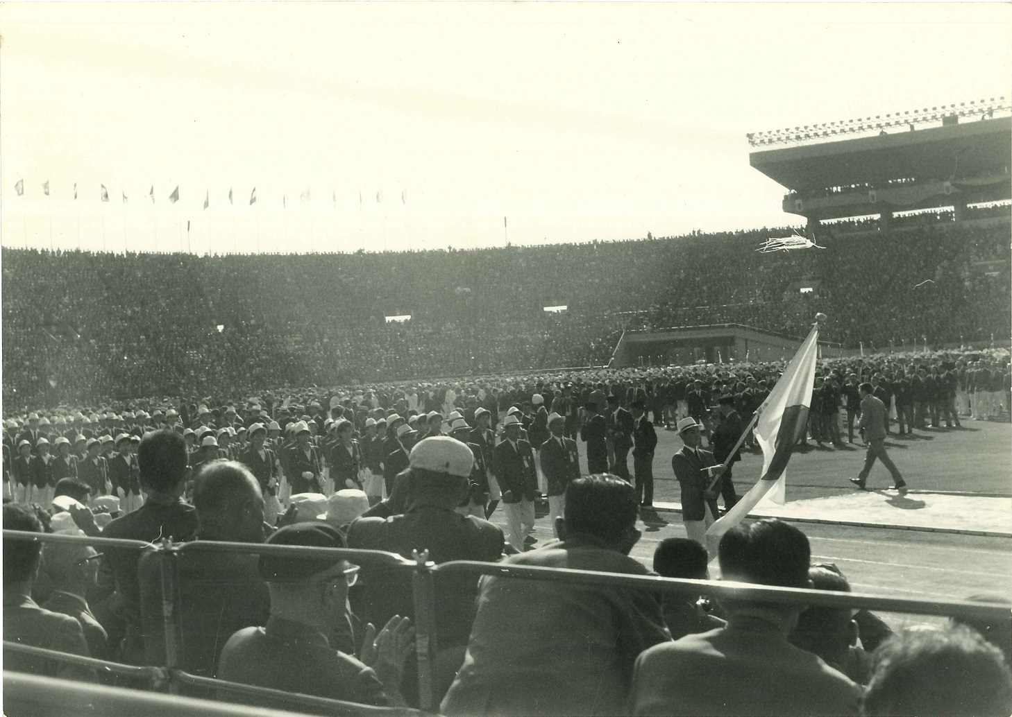 第5章−(4)−6 東京オリンピック1964の開会式(渋谷隆宏氏所蔵)