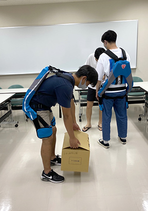 言論法研究室_01 ゼミナール紹介‗文学部‗渡辺英次‗専_アシストスーツ体験中