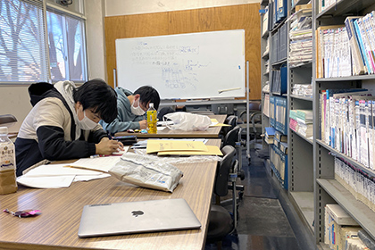 言論法研究室_02 ゼミナール紹介‗文学部‗渡辺英次‗専_卒論作成中