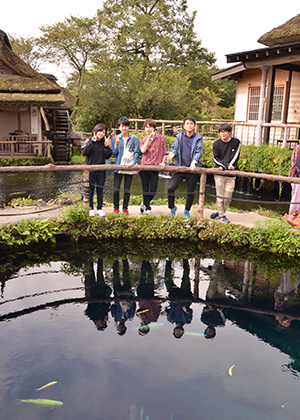 公園緑地マネジメント・ランドスケープ_01 ゼミナール紹介_教養_阿藤正道_夏合宿 山梨県 忍野八海にて撮影した集合写真