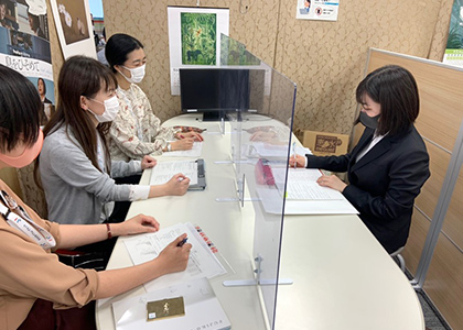 ゼミナール紹介‗文・ジャーナリズム‗澤康臣‗取材風景1 ゼミ生(写真右)が川崎市役所を取材