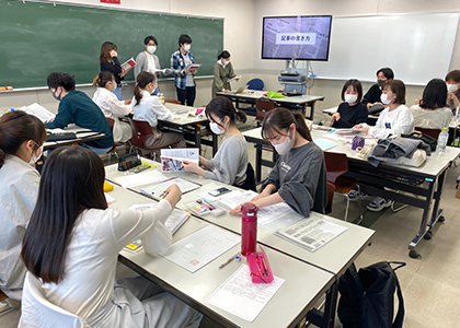 ゼミナール紹介‗文・ジャーナリズム‗澤康臣‗記事の書き方を学ぶ ゼミで記事の書き方について学生同士がプレゼン・討論