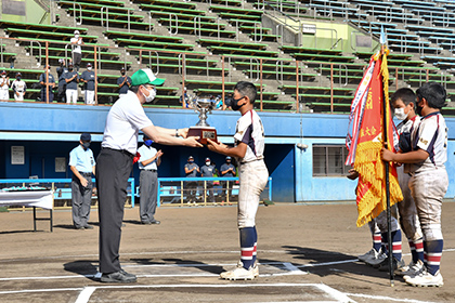 04専大カップ閉会式＿佐々木大会会長より優勝旗・優勝カップが贈られる02