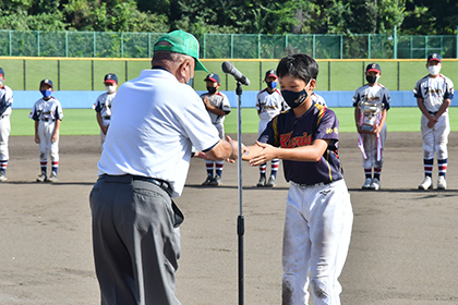 06専大カップ閉会式＿敢闘賞は栗木ジャイアンツ・岡田楓駕主将（6年生）