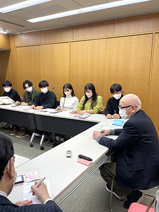 経営のための原価計算研究ゼミナール_01 ゼミナール紹介‗商学部‗田畠-真弓‗新大久保フィールド調査で取材中のゼミ生たち
