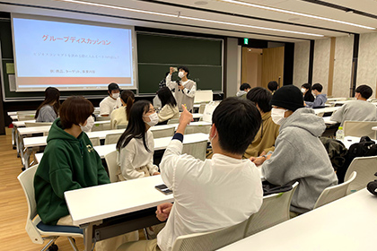 ゼミナール紹介‗商学部田畠真弓‗グループディスカッションに取り組むゼミ生たち