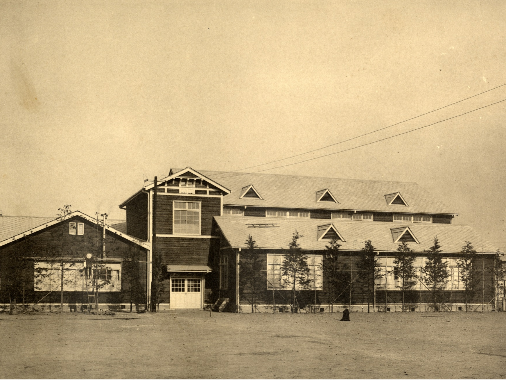 震災後の仮校舎（右）（大正14年卒業アルバム）