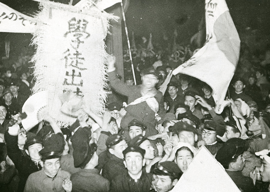 上野駅におけて出征する仲間を見送る専大生たち