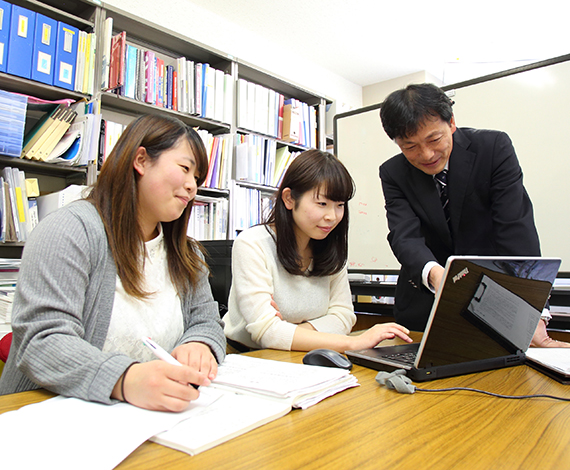 人間学部の教員紹介