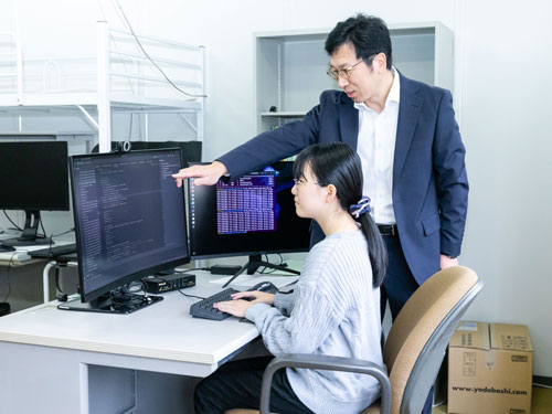 P27_劉先生と学生のツーショット-(1)