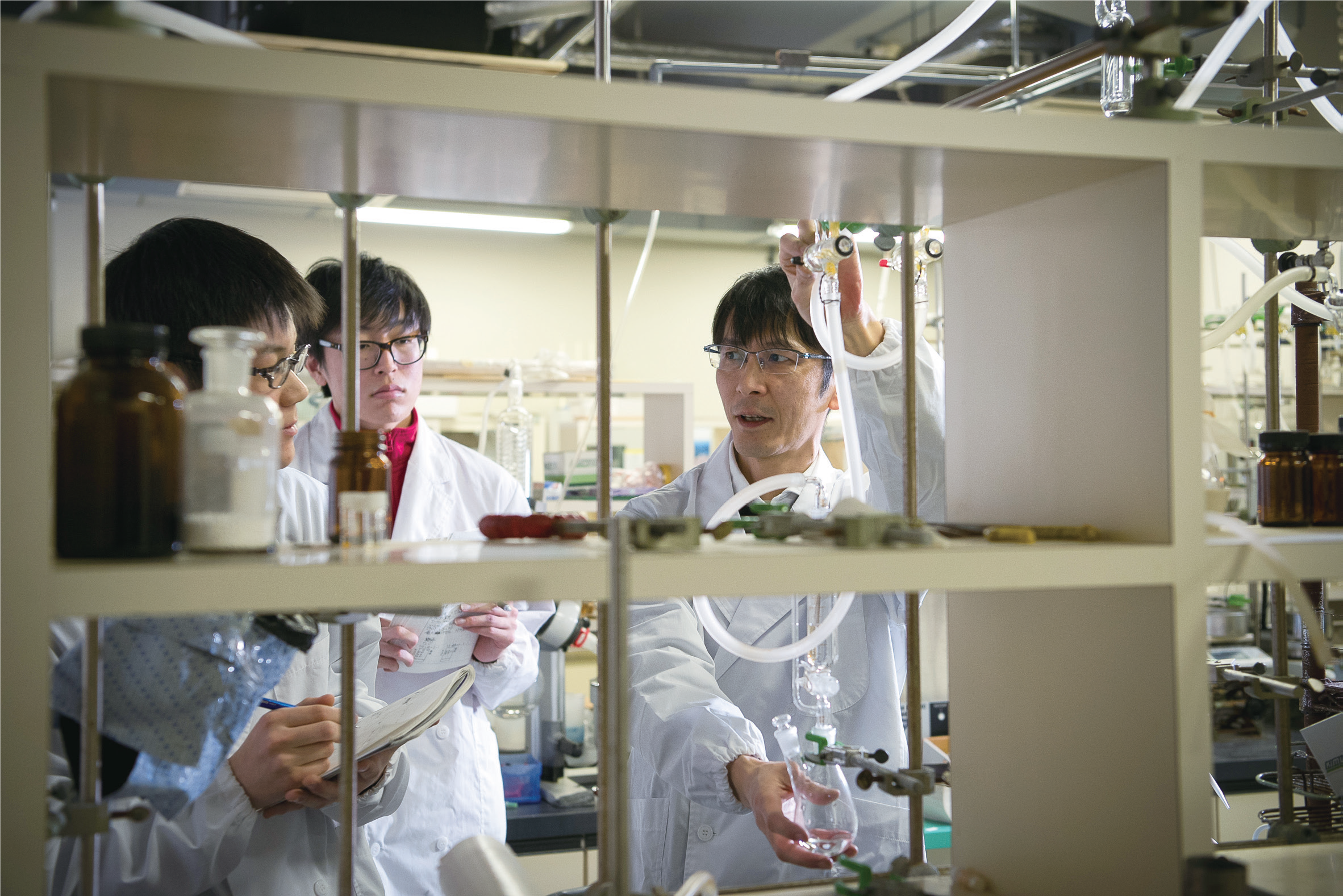 BI 鳴海先生（大学案内より）