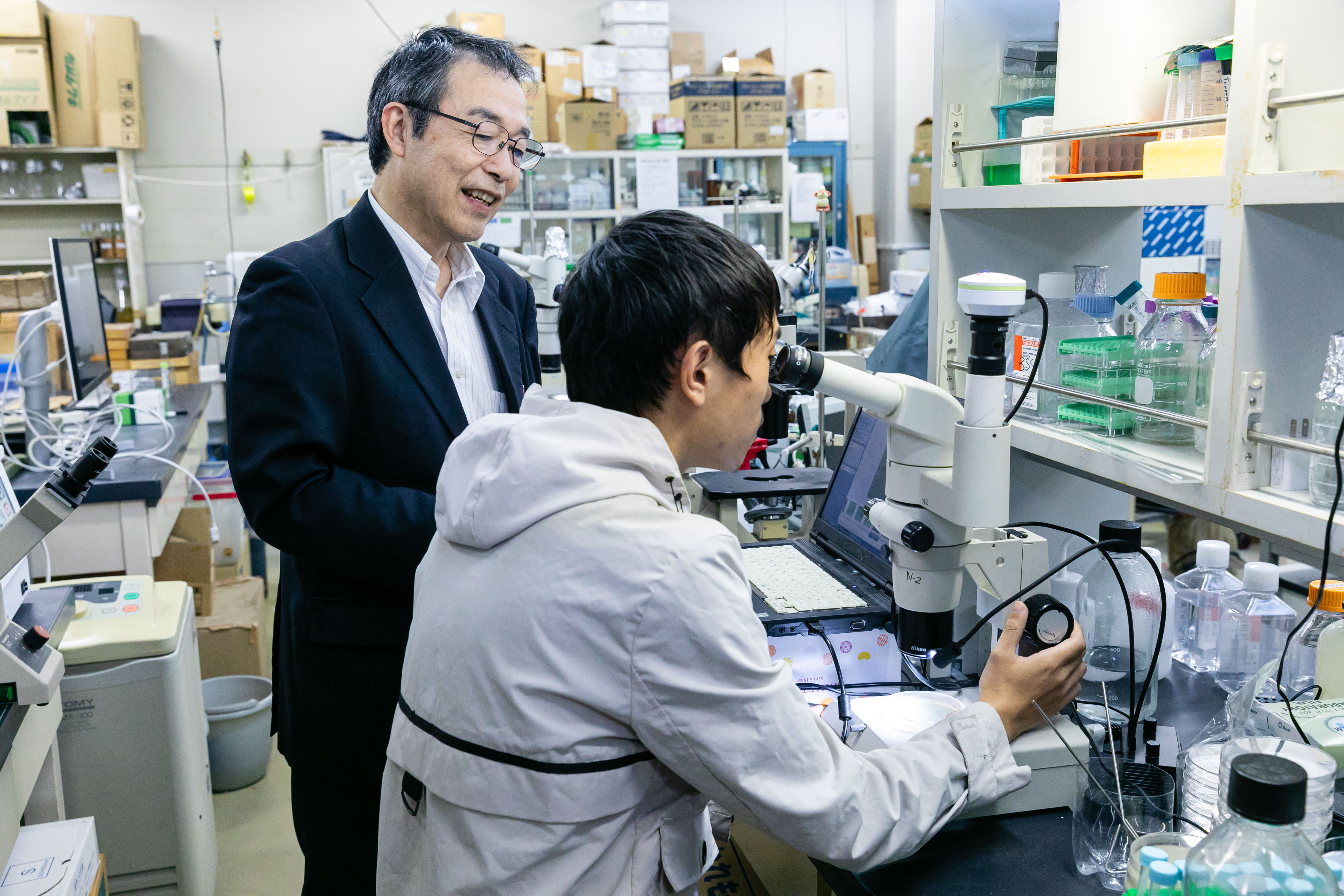 生物科学科 阿部先生