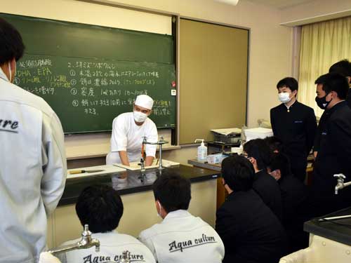 卒業生の内山さん
