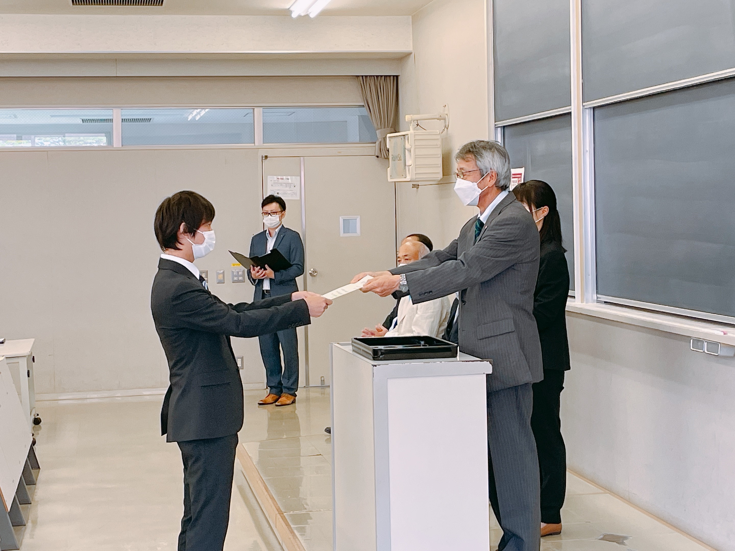 奨学生証書授与(千葉さん)