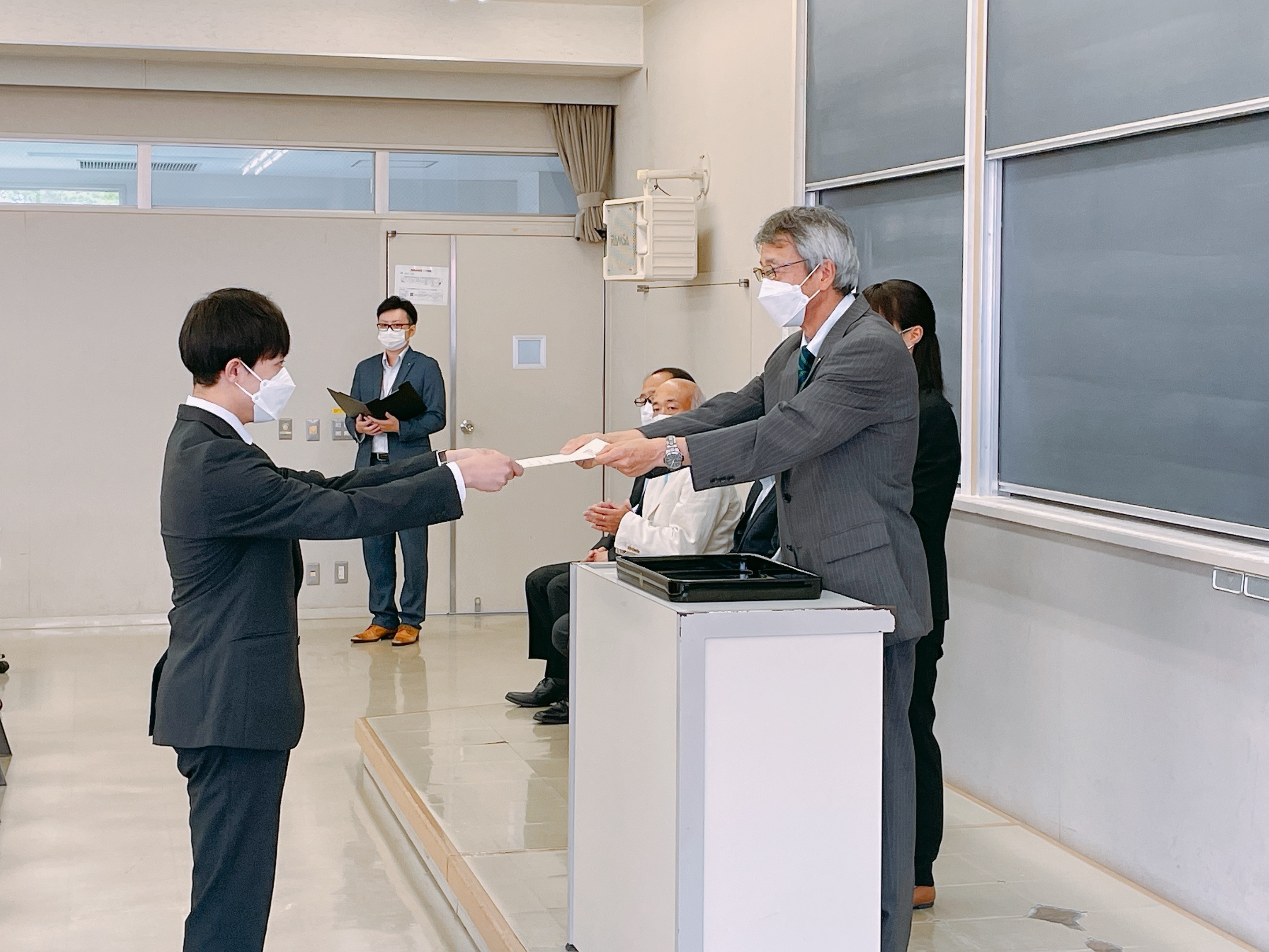 奨学生証書授与(中村さん)