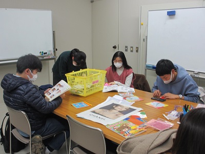 作業4人