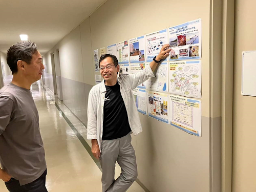 ①トヨタ自動車執行役員の新郷和晃氏が本学を視察