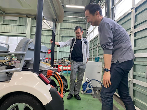 ②トヨタ自動車執行役員の新郷和晃氏が本学を視察