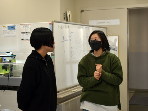bi①