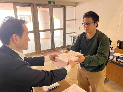 進路6-5.16公務員試験講座テキスト配布