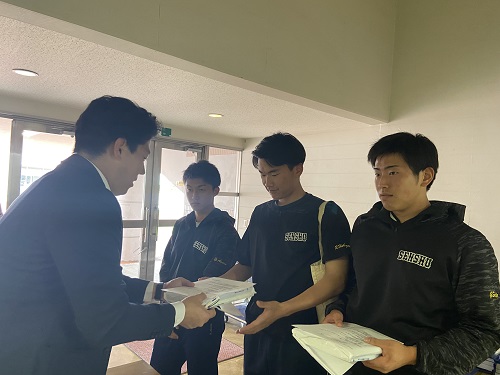 進路8-5.19公務員試験講座テキスト配布