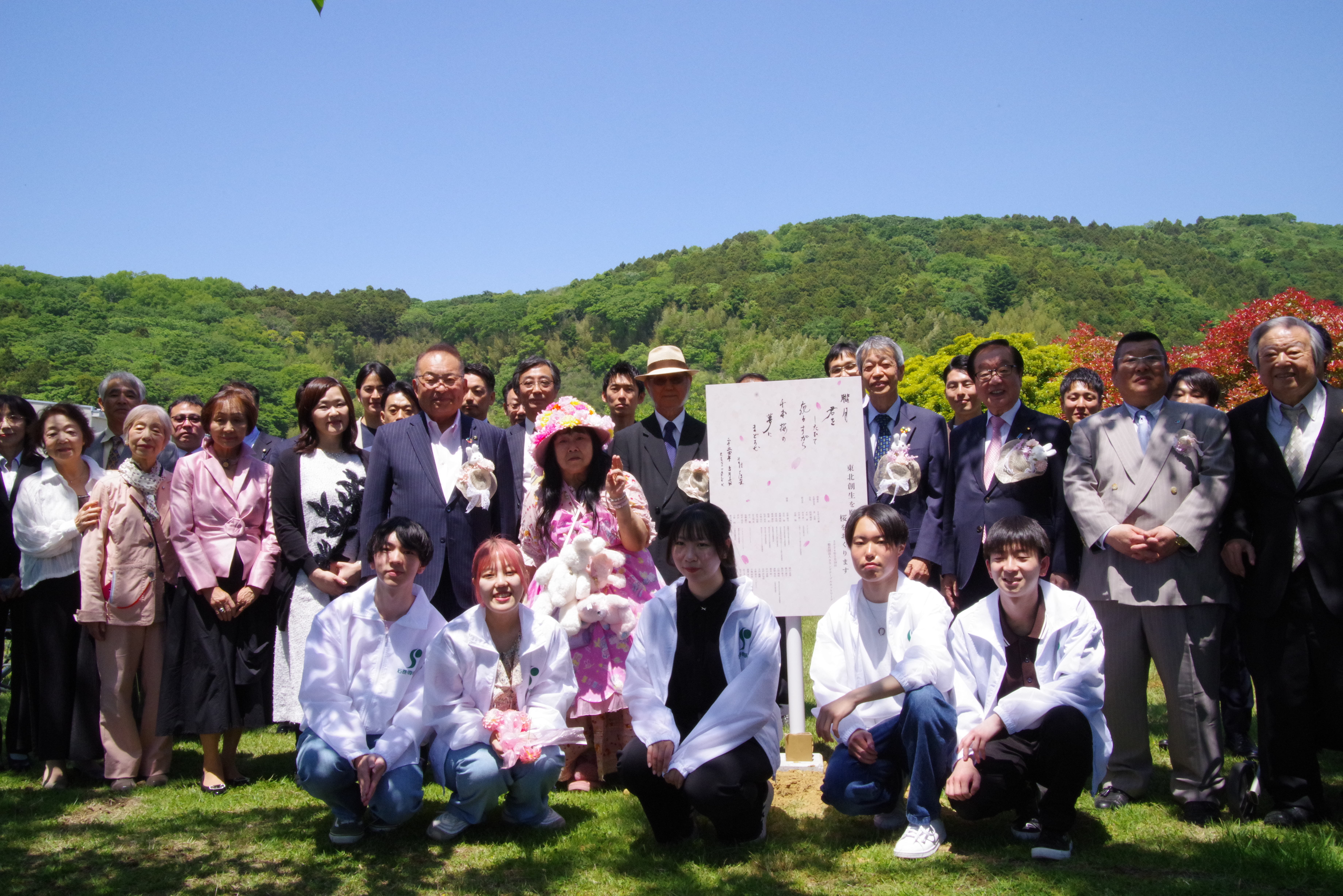 5_記念碑を囲んで