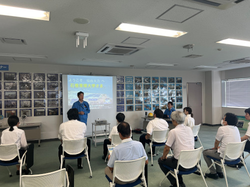 ④仙台火力発電所のスタッフの説明を聞く様子