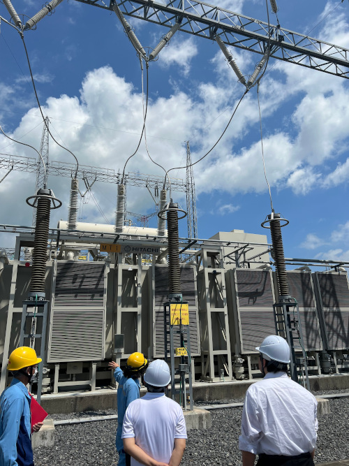 ③変電の仕組みについて説明を聞く様子