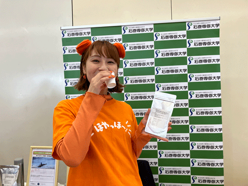 クジラのプロテインみそ汁を試飲するほやドル萌江さん掲載許可済-(4)