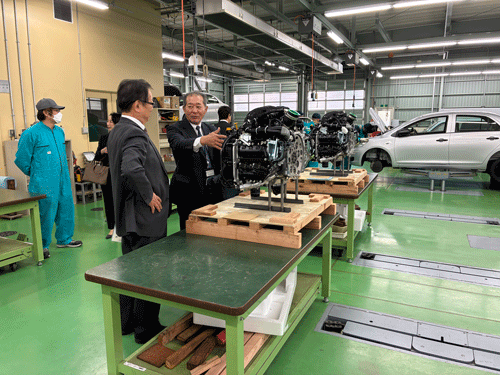 第2版‗小笠原社長（写真右）とエンジンの話をする川島自動車工学センター長（写真左）