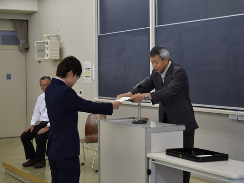 02【学生生活】石巻専修大学奨学生証書授与式（小笠原さん）