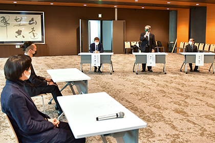 20210302アントプレナー04激励の言葉を述べる遠山室長(右から2人目)