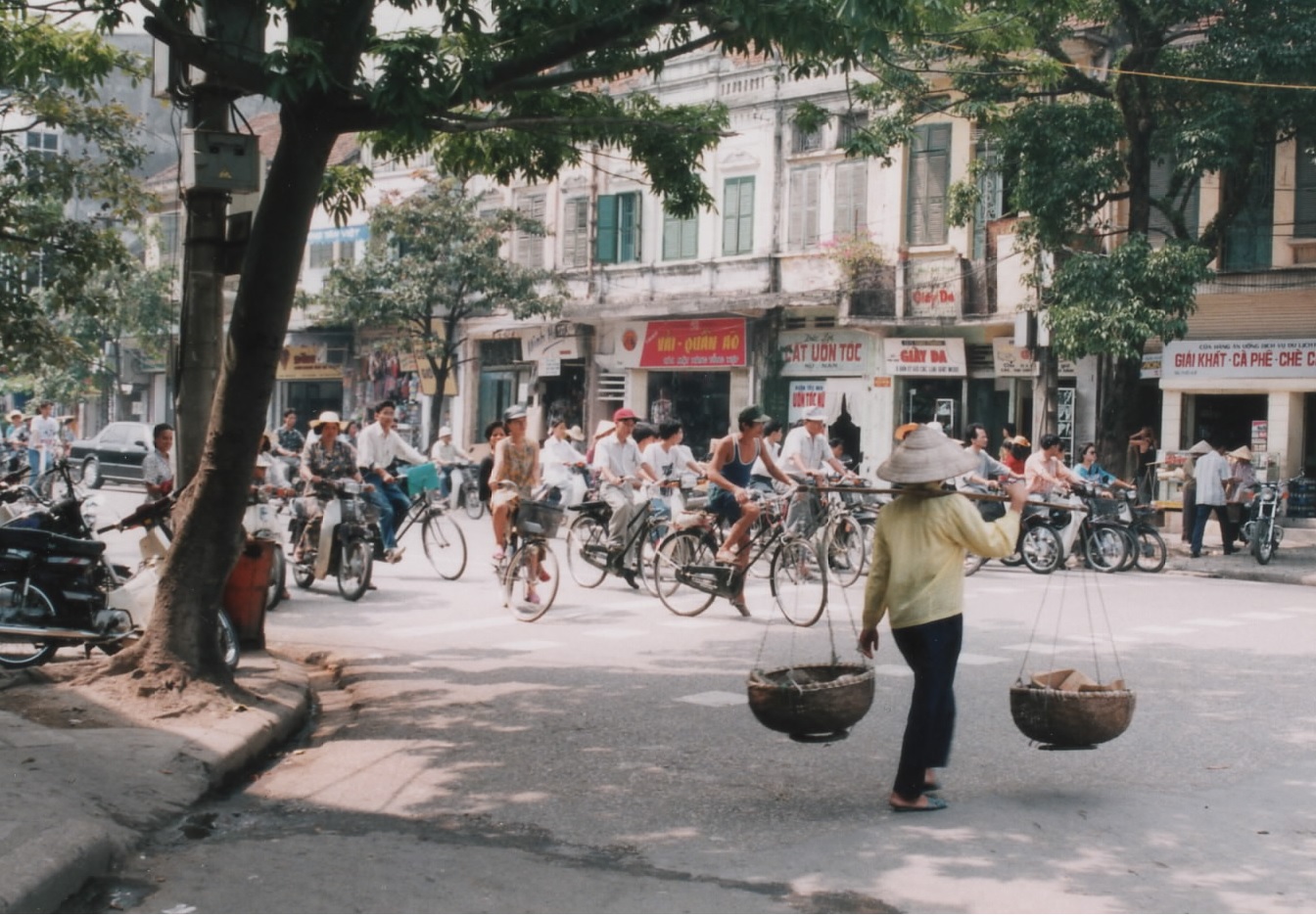 第112回①1994年のハノイの中心街。自転車が多く、車はほとんど走っていなかった(筆者撮影)