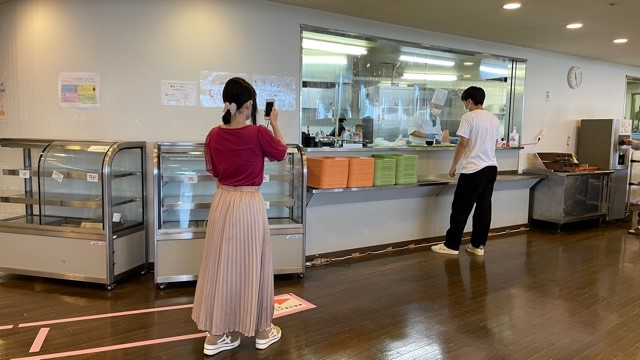 学生食堂で撮影風景