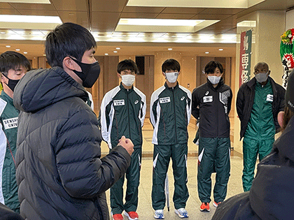 選手を鼓舞する長谷川監督