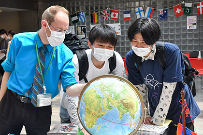 20220503春の海外留学02・職員の説明で国際交流への理解を深める学生たち