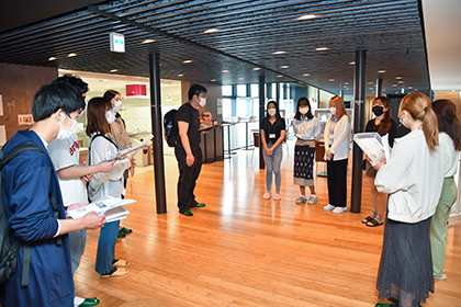 20220503春の海外留学04・国際交流会館見学ツアーで留学生(右側)と交流する参加者