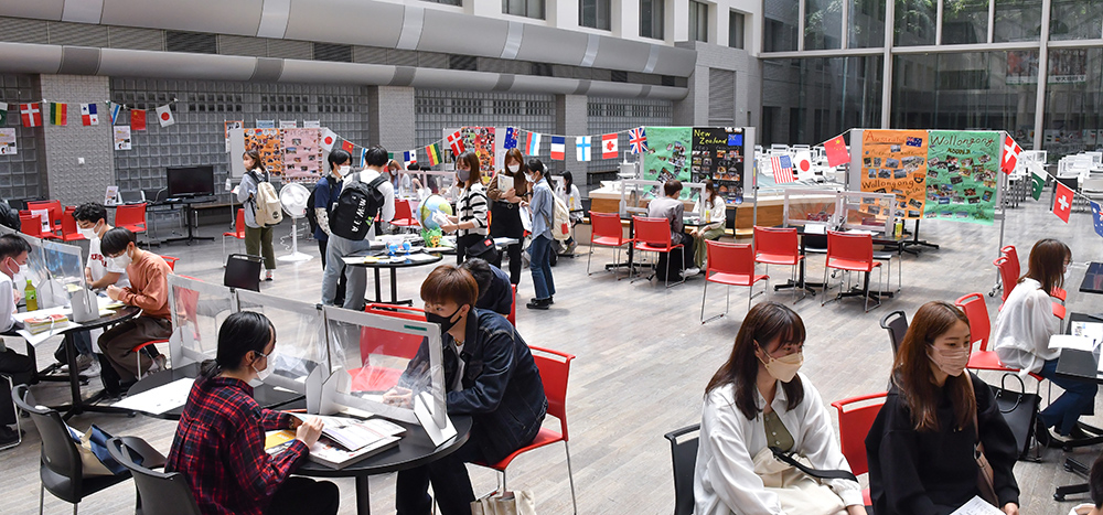 20220503春の海外留学・国際交流フェア-3年ぶりに対面形式で開催され、多くの学生が参加した国際交流フェア