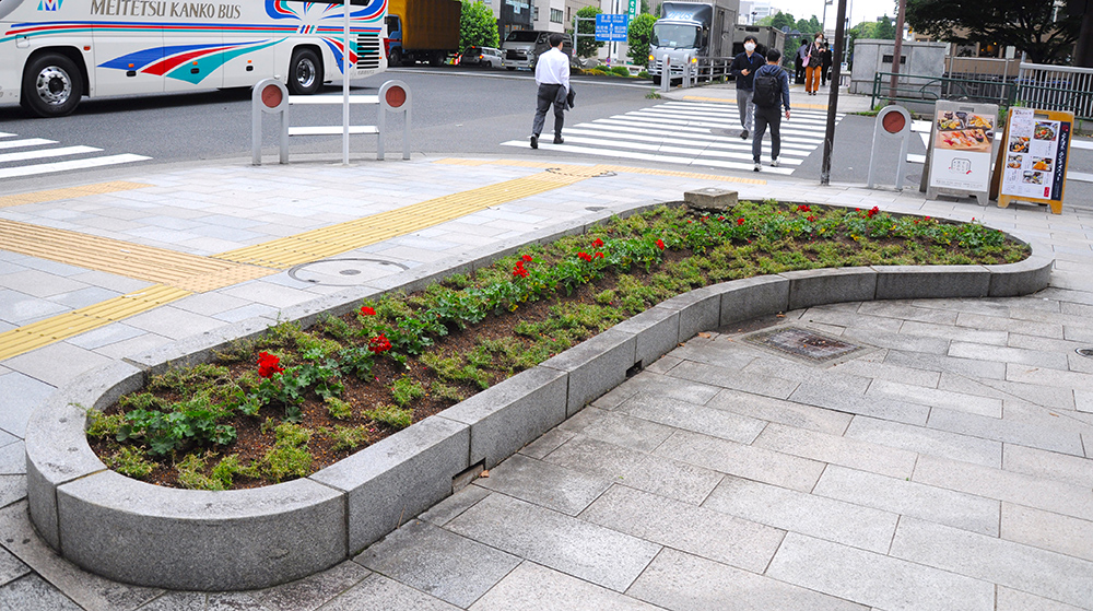 20220608神田10号館前に花壇‗多くの人が行きかう俎橋交差点前の花壇02
