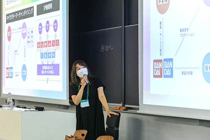 20220627経営学部60周年_【再入門セミナー】コンテンツビジネスについて話す小河原佐知子氏(平26卒)